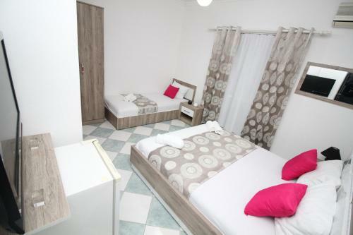 Hostal Apartments Cota Guesthouse