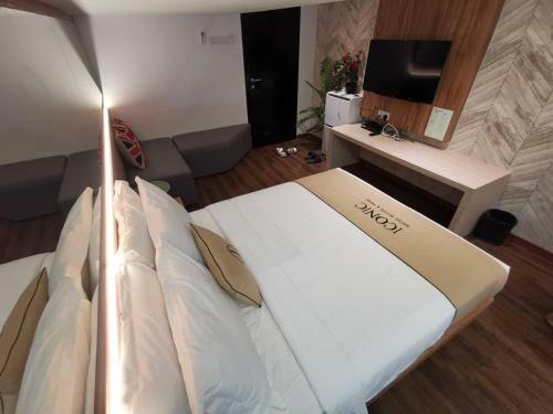 Iconic Suites & Pods Hotel