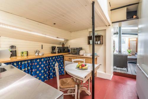 Bed & Breakfast Houseboat R�ussi