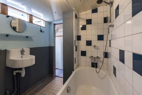 Bed & Breakfast Houseboat R�ussi