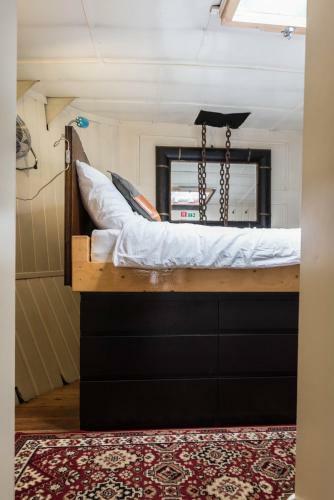 Bed & Breakfast Houseboat R�ussi