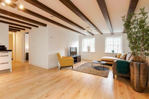Canal Garden Apartments I By Vgw