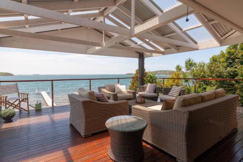 Lake Front Home Arcadia Vale // 6 Bdr // Pool, Spa & Jetty
