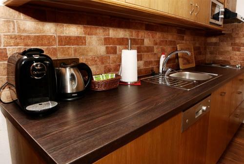 Apartments & Suites ?lut� Hru?ka