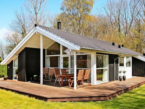 Three-bedroom Holiday Home In Fr�rup 1