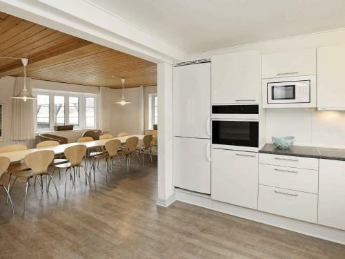 Six-bedroom Holiday Home In Bl�vand 6