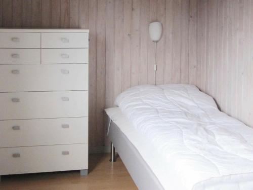 Three-bedroom Holiday Home In Stubbek�bing
