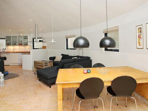 Three-bedroom Holiday Home In H�jslev 10