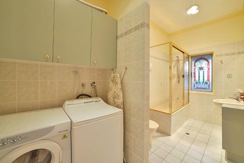 Lodge Cooroy Country Cottages