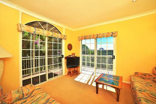 Lodge Cooroy Country Cottages