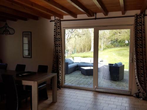 Spacious Holiday Home With Jacuzzi In Gueschart