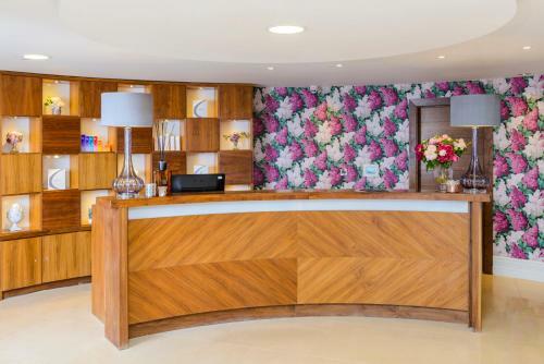 Carlton Shearwater Hotel
