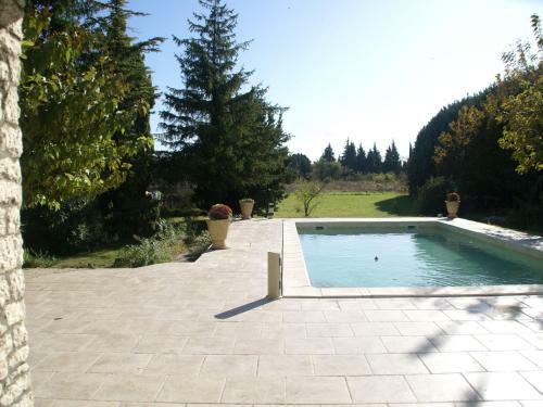 Cozy Holiday Home In Le Thor With A Private Pool