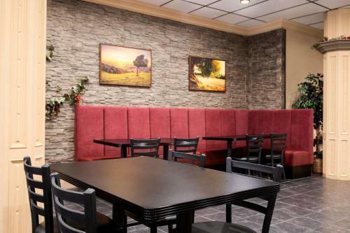 Hotel Admiral Inn & Suites