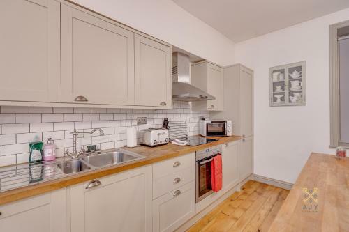 Queens Ajy Birmingham City Centre Apartment