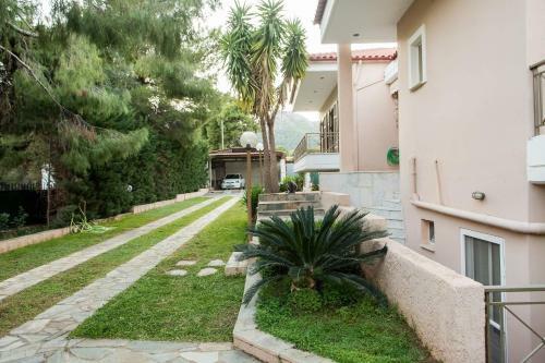 Villa Bellezza With A Large Yard And Bbq.