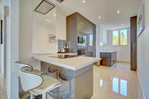 Brand New Three-bedroom Sea View Apartment