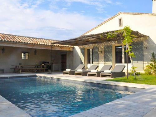 Tasteful Villa In Eygalieres With Private Pool