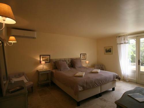 Tasteful Villa In Eygalieres With Private Pool