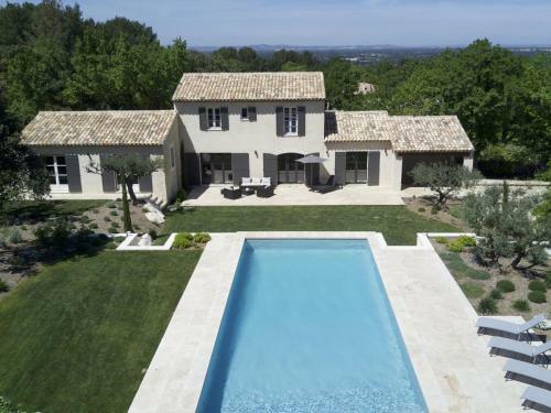Modern Villa In Eygalieres With Garden