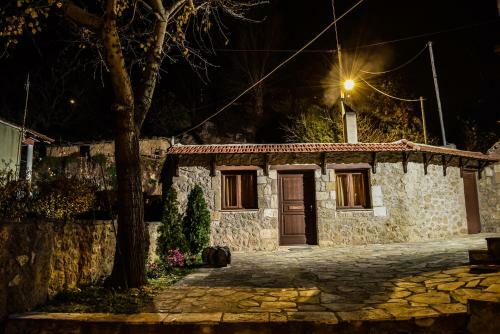 Hostal Paliokastro Guesthouse