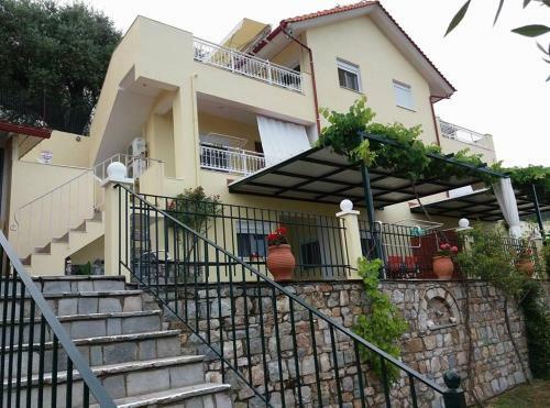 Nestor Apartments