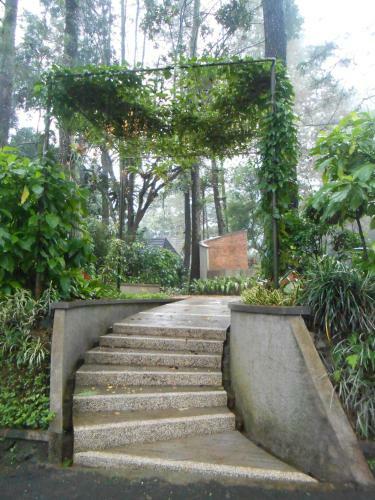 Hotel Lembah Safari Cisarua