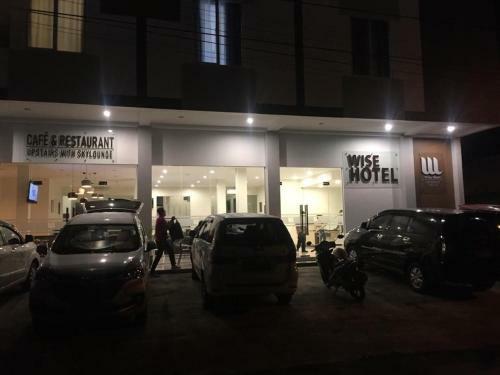 Wise Hotel Tomohon