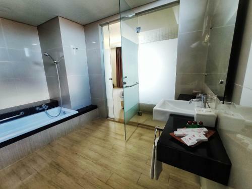 Grand Parama Hotel