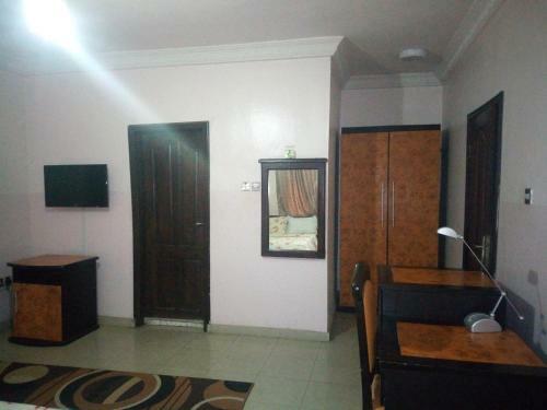 Hotel Bayse One Executive Suites And Bar