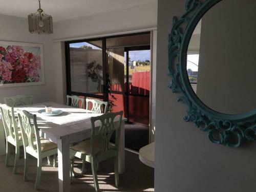 Sunny, Stylish & 2 Minutes From The Beach