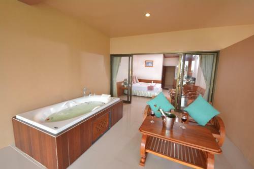 Hotel Haad Yao Bayview Resort & Spa