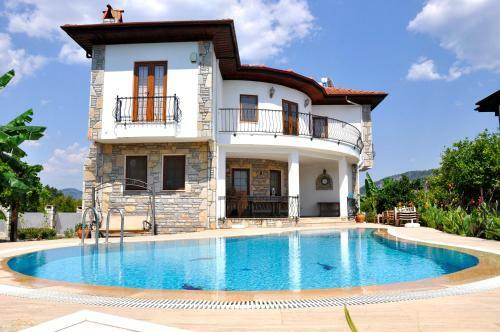 Villa Iris - 5 Bedroom Villa