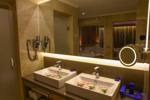 Hotel Ramada Resort By Wyndham Unye