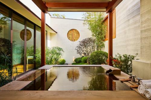 Hotel Villa 32 (guests Must Be 16+)