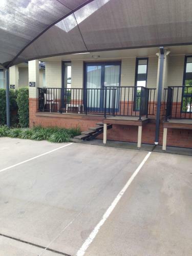 Francis Phillip Motor Inn And The Lodge