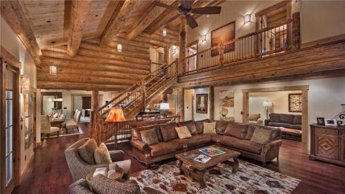 Panorama Lodge North: Luxury Log Home With Hot Tub, Elevator, Views (5br)