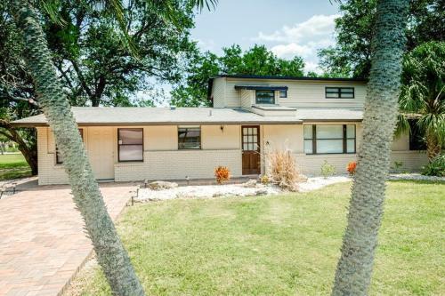 6061 Border Ln Home