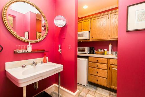 Bed & Breakfast Hidden Garden Cottages & Suites