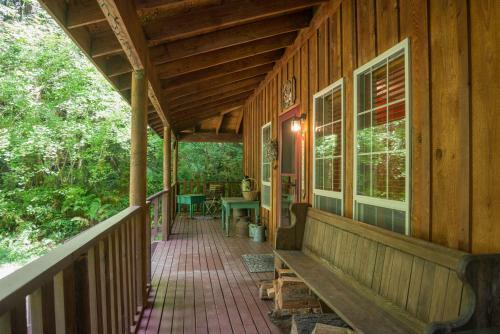 Henry Creek Cabin Two-bedroom Chalet
