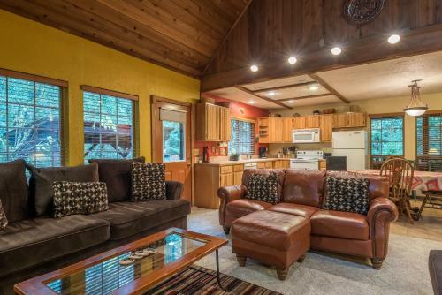 Henry Creek Cabin Two-bedroom Chalet