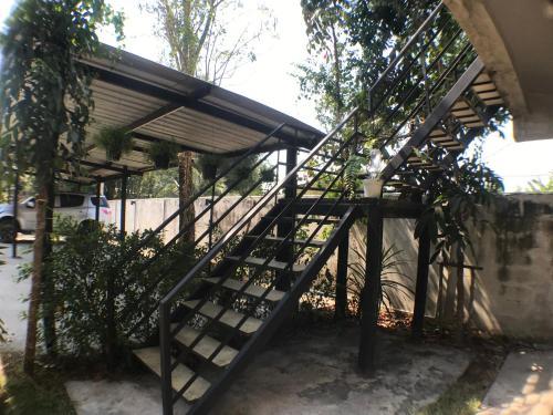 Hotel Laan Rab Lom Home & Cafe'