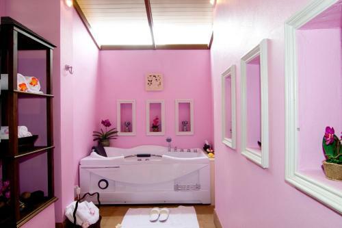 Hotel Kanok Buri Resort And Spa