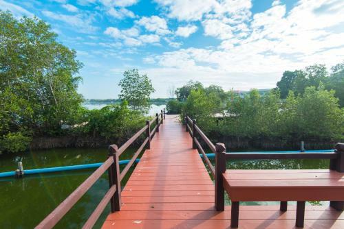 Hotel Baan Talay See Cream Resort