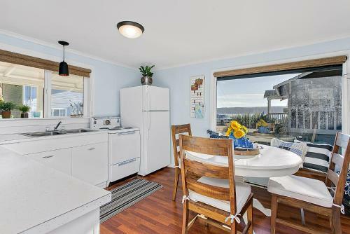 Beach And Boulevard Bungalow On Sundin Beach