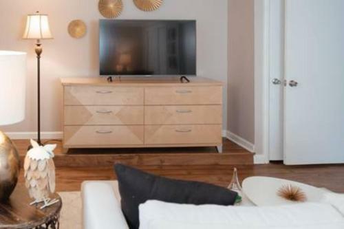 Beautiful Home! 25 Minutes To Downtown Chicago