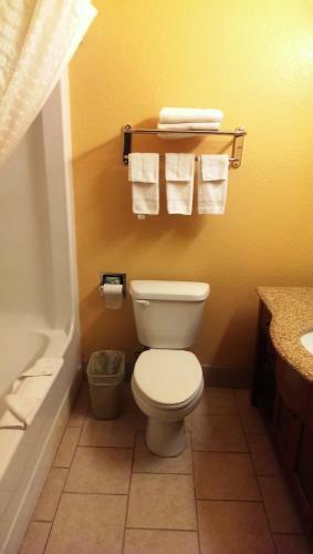 Hotel Hiway Inn Express & Suites