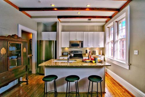 Bed & Breakfast Comfy Carriage House Steps From The River