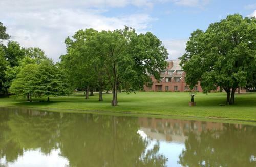 Hotel New Harmony Inn Resort And Conference Center