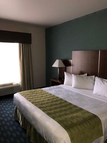 Hotel Countryview Inn & Suites